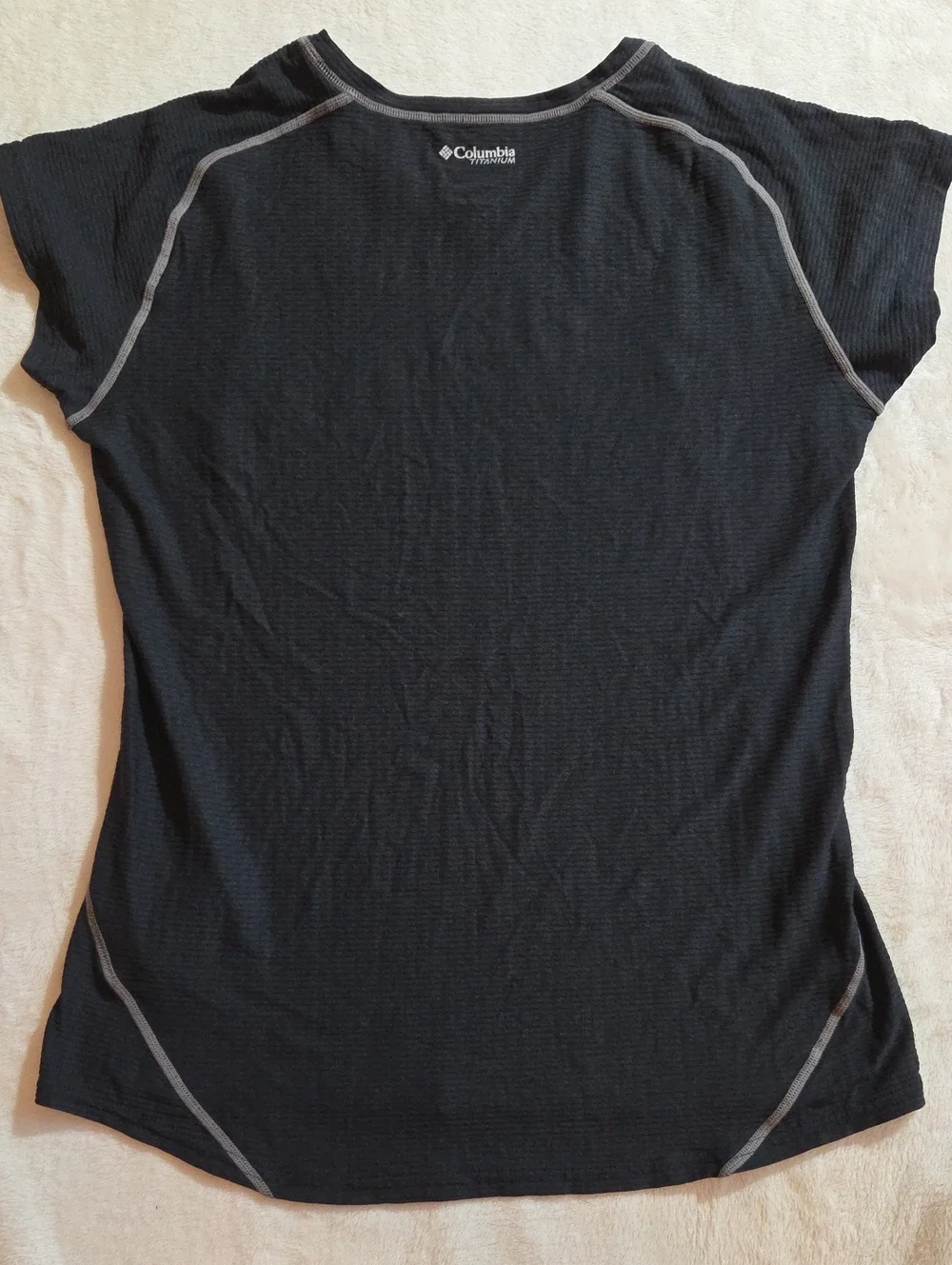 Columbia Black Short-Sleeve Active Tee with Gray Contrast Seams